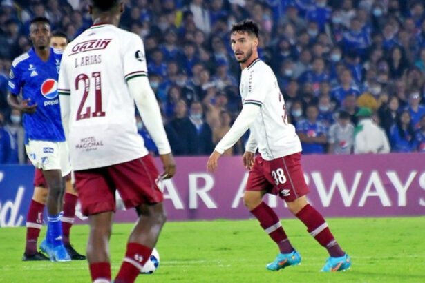 Martinelli em campo com a camisa do Fluminense, durante jogo de ida contra o Millionários