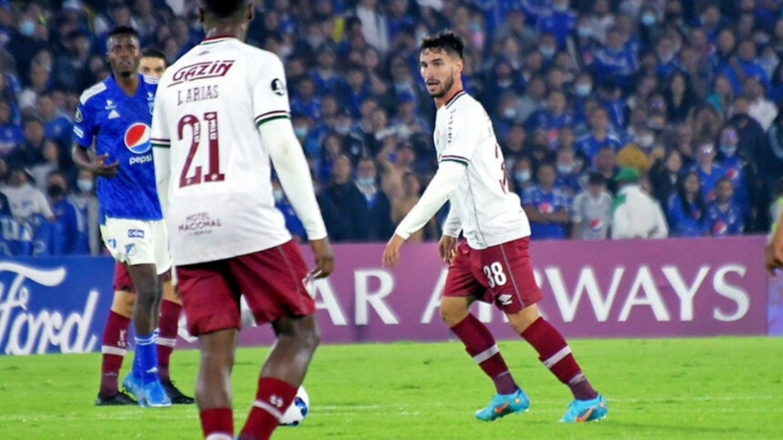 Martinelli em campo com a camisa do Fluminense, durante jogo de ida contra o Millionários