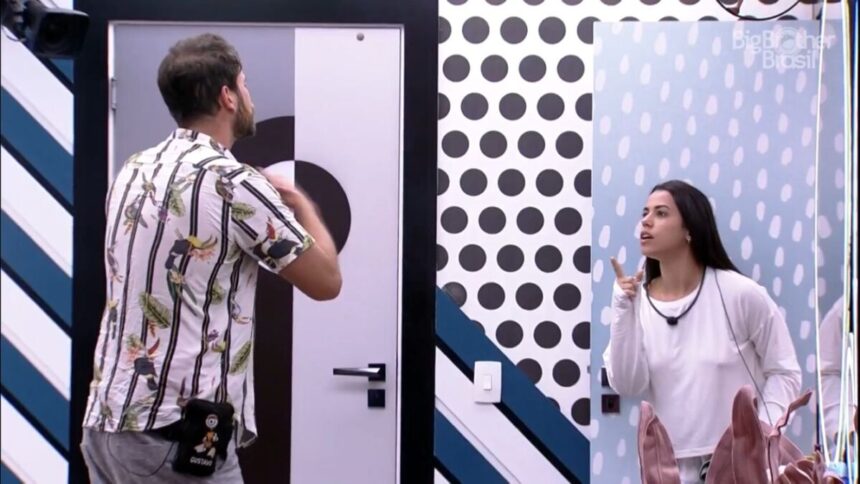 Larissa aponta o dedo para Gustavo no BBB 22.