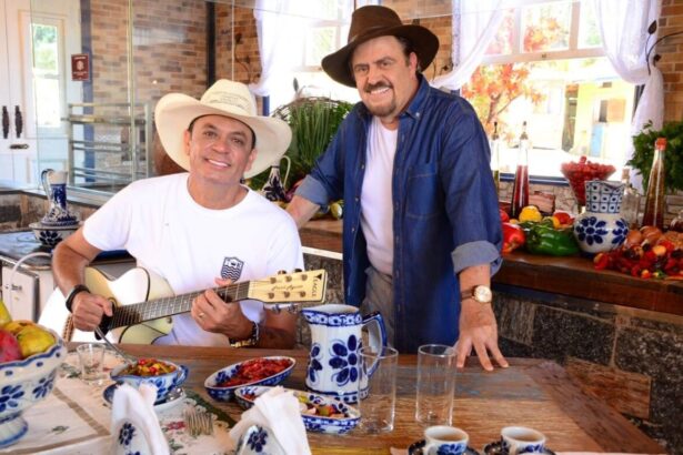 Frank Aguiar (tocando violão) e Paulinho Del Ribeiro no cenário do programa Canto e Sabor do Brasil