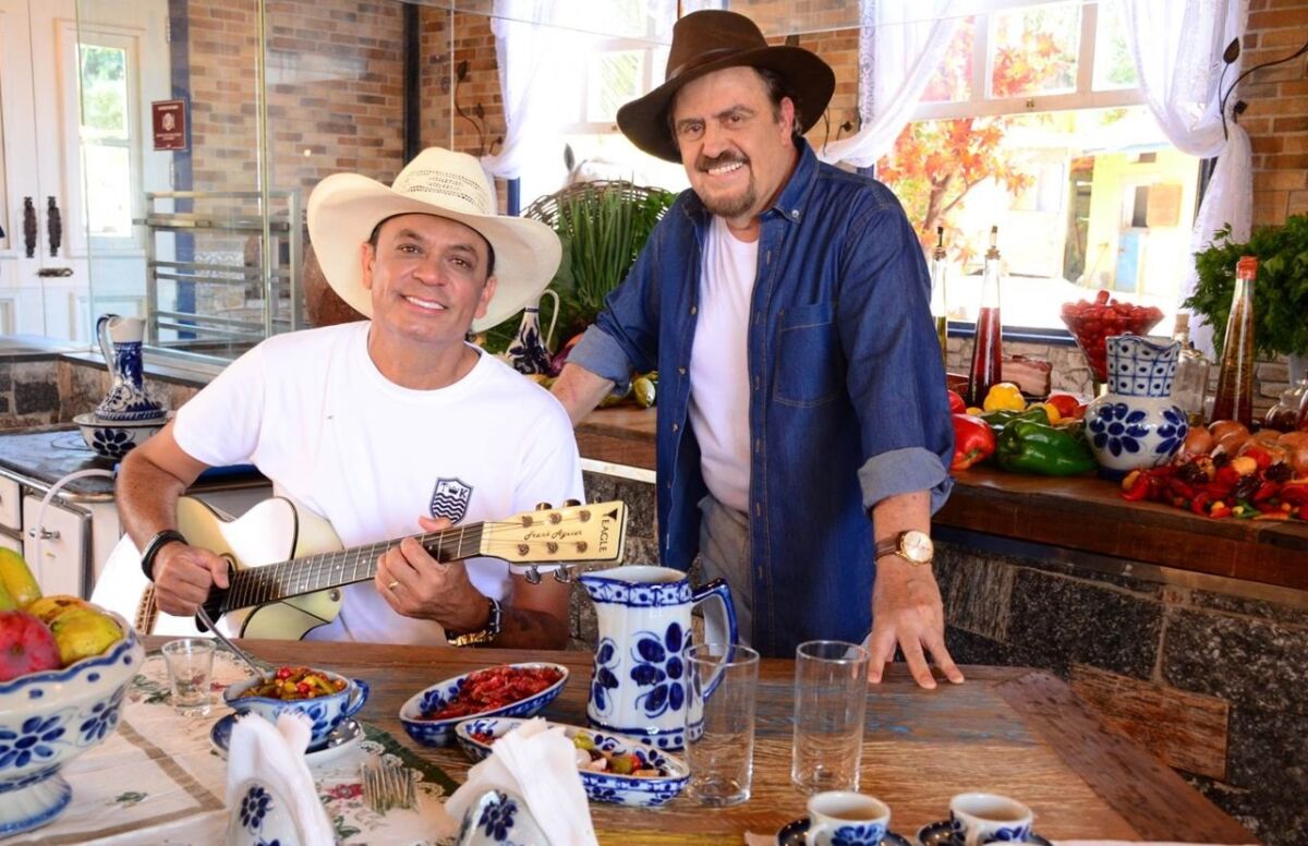 Frank Aguiar (tocando violão) e Paulinho Del Ribeiro no cenário do programa Canto e Sabor do Brasil