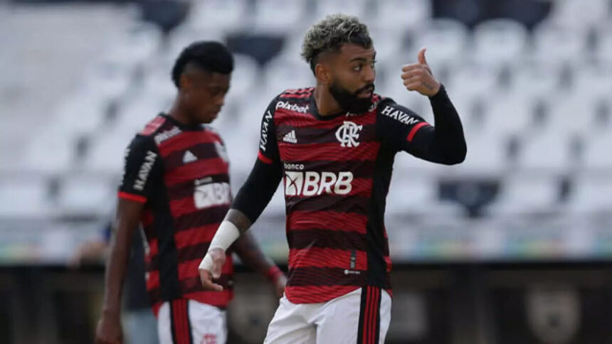 Gabigol fazendo um sinal de joia, durante parte entre Flamengo e Resende