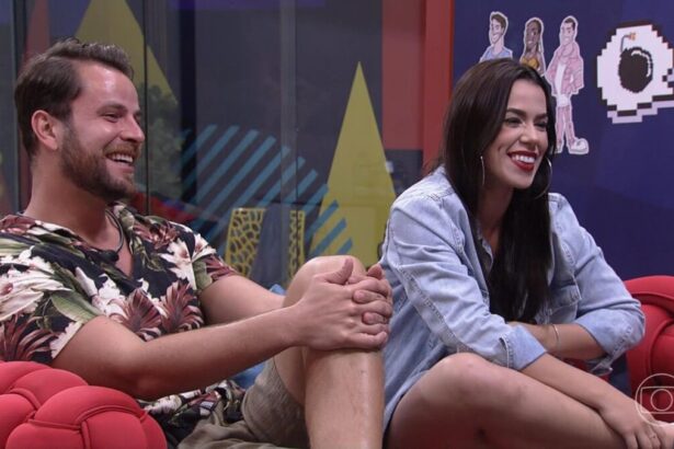 Gustavo e Larissa sentados no sofá da casa de vidro falando com Tadeu Shcmidt no BBB 22 deste domingo, 13/02/2022