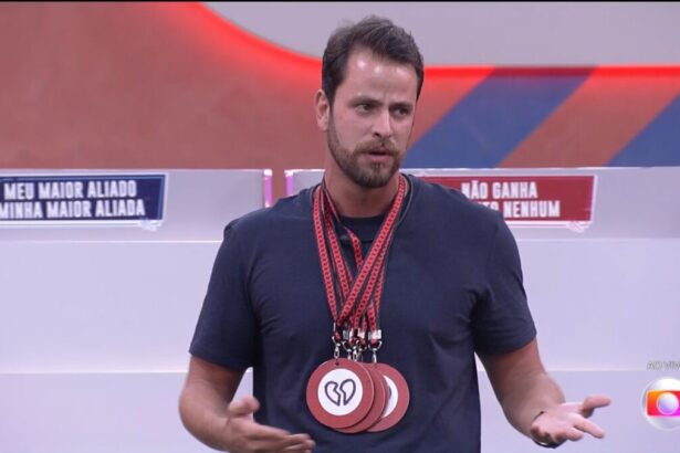 Gustavo com 5 medalhas no pescoço no Jogo da Discórdia