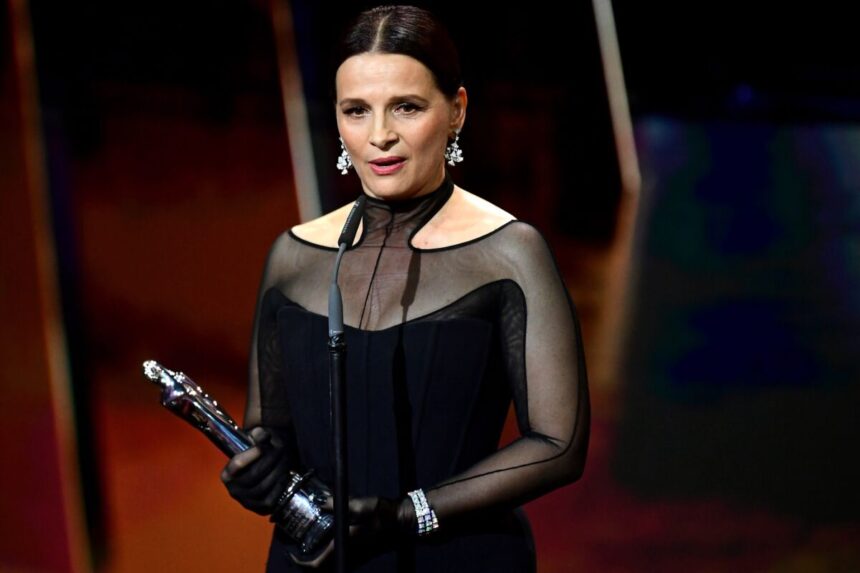 Juliette Binoche no palco do Oscar com o troféu nas mãos