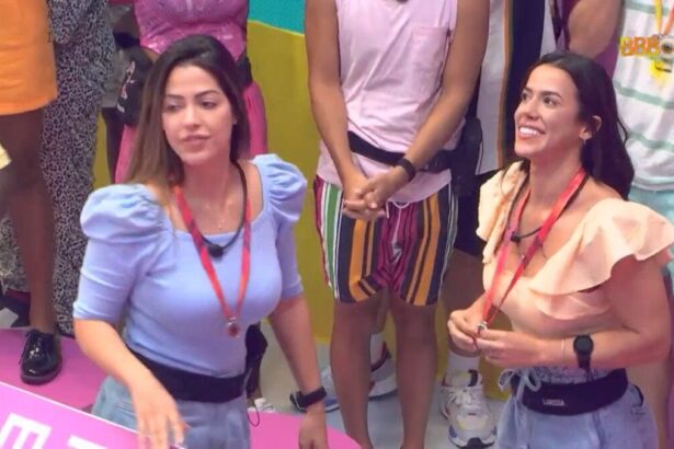 Laís e Larissa olham para cima para falar com Tadue Schmidt que confirma o nome das duas no castigo do monstro do BBB 22