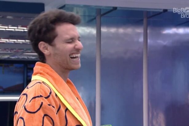 Lucas sorrindo no quarto do líder do BBB 22.