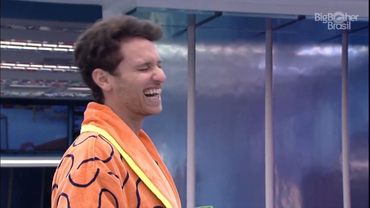 Lucas sorrindo no quarto do líder do BBB 22.