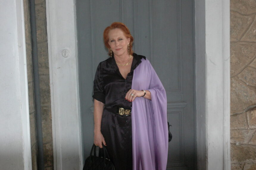 Lucinha Lins como Vilma de Chamas da Vida, a vilã da história veste preto com uma bolsa preta