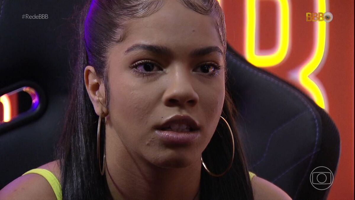 Maria no confessionário do BBB 22, recebendo a notícia de sua expulsão do reality