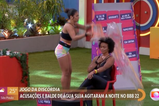 Maria jogando o balde na cabeça de Natália no Jogo da Discórdia no BBB 22