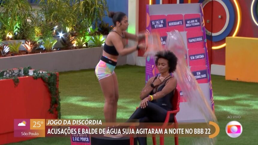 Maria jogando o balde na cabeça de Natália no Jogo da Discórdia no BBB 22