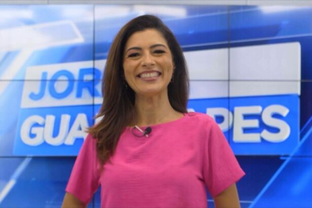 Meiry Lanunce vestido um blusa rosa, durante chamada da estreia do Jornal Guararapes, gravada no estúdio