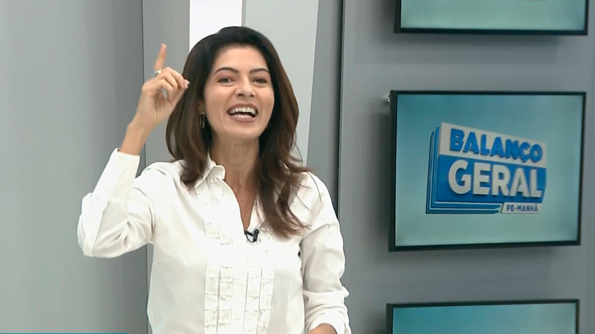 Meiry Lanunce levanta o dedo durante participação no cenário do Balanço Geral Manhã