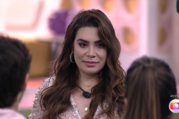 Naiara Azevedo chora em frente aos participantes do BBB 22 no dia da sua eliminação