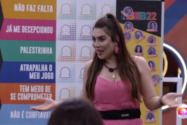 Naiara Azevedo em pé de frente ao quadro do jogo da discórdia do BBB 22