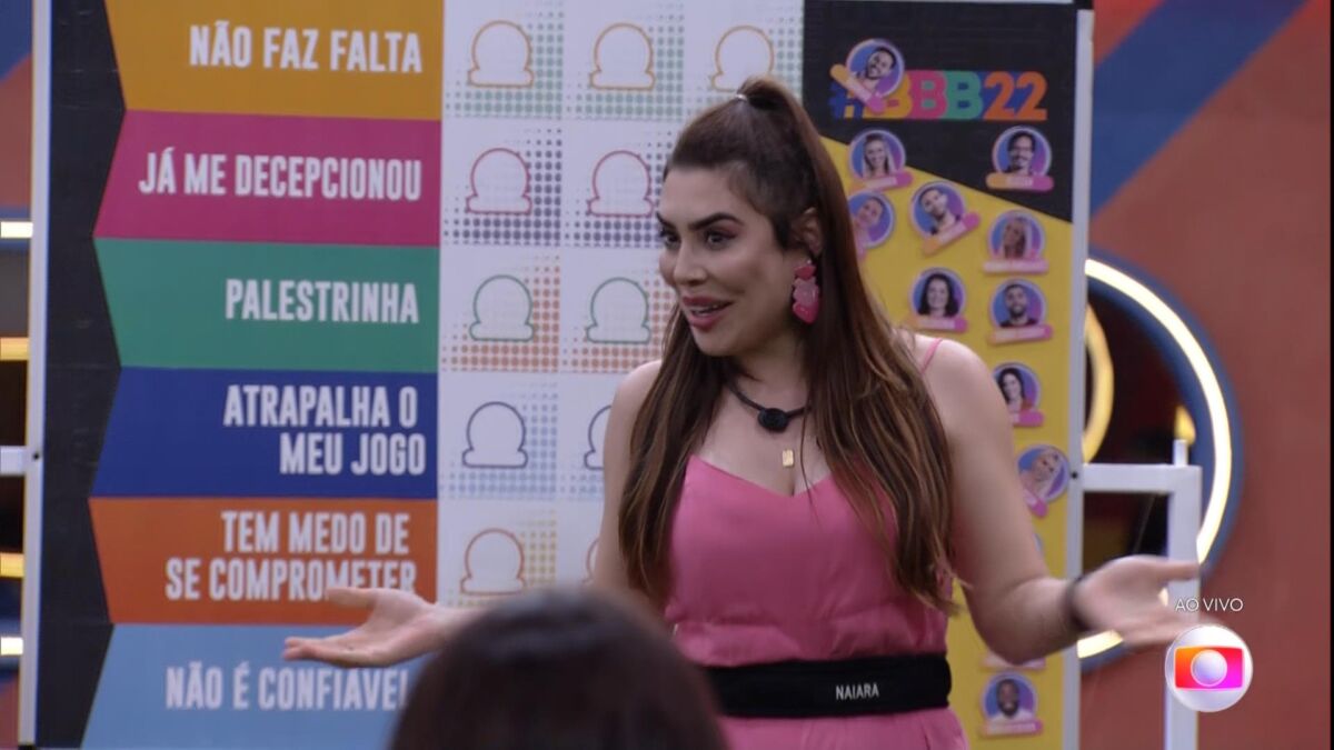 Naiara Azevedo em pé de frente ao quadro do jogo da discórdia do BBB 22