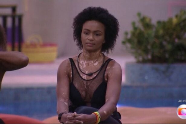 Natália sentada na área externa do BBB 22.