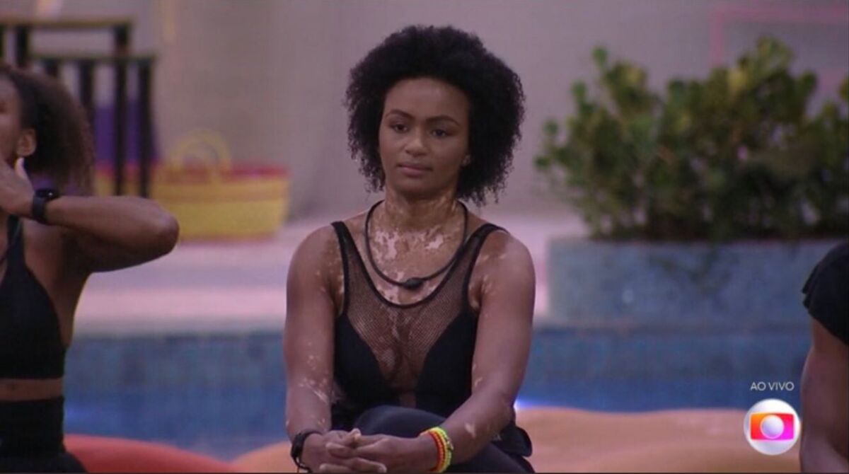 Natália sentada na área externa do BBB 22.