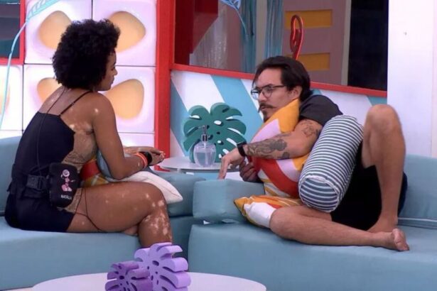 Natália sentada de frente para Eliezer na área externa do BBB 22.