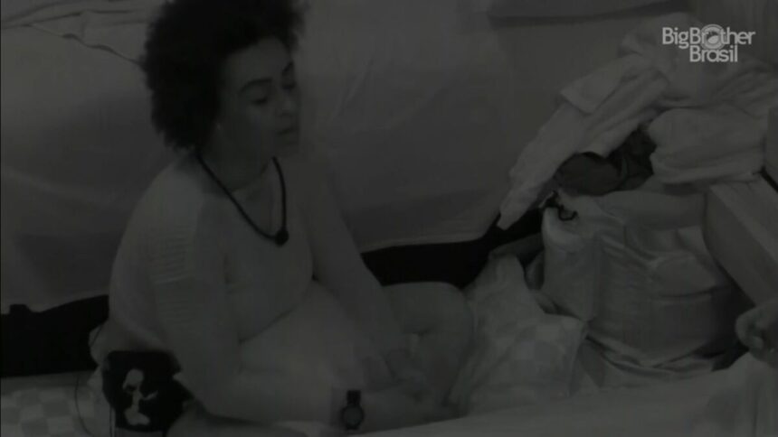 Natália sentada no quarto escuro do BBB 22.