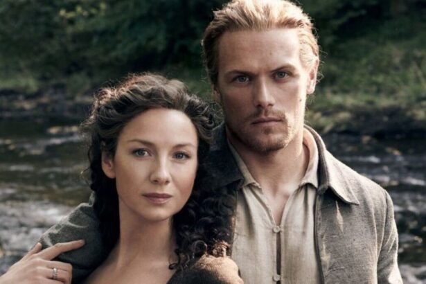 Caitriona Balfe e Sam Heughan em cena de Outlander