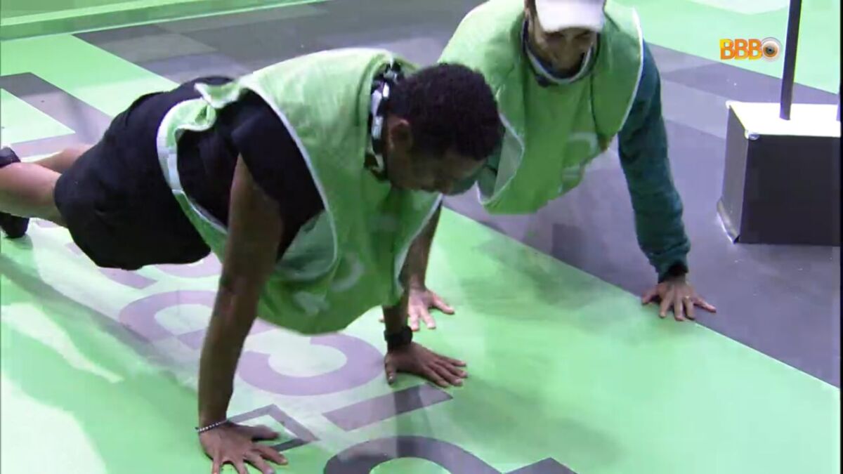 Paulo André e Scooby fazendo flexão após prova do líder.