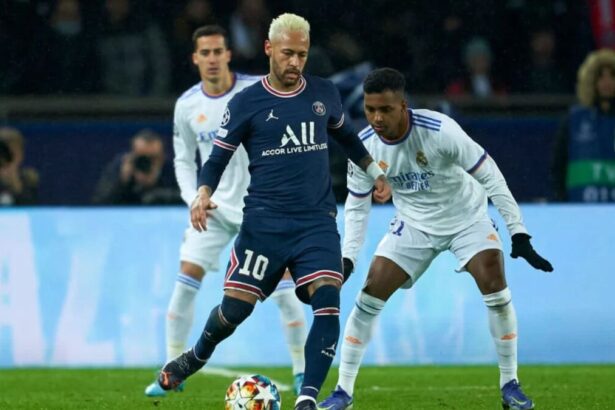 Duelo por uma boal entre Neymar e Rodrygo, durante a partida entre PSG e Real Madrid pela Liga dos campeões