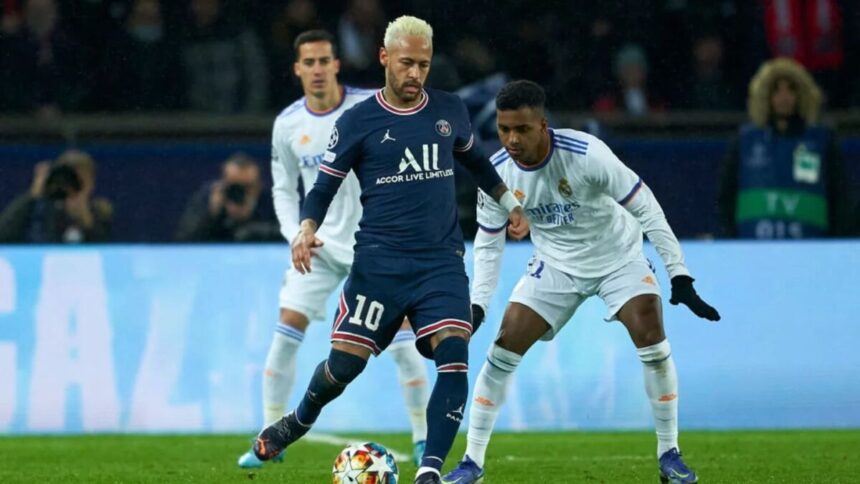 Duelo por uma boal entre Neymar e Rodrygo, durante a partida entre PSG e Real Madrid pela Liga dos campeões