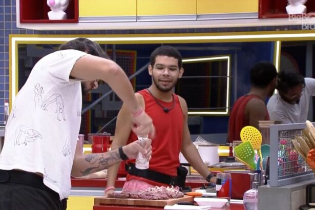 Vinicius e Eliezer na cozinha VIP do BBB 22.