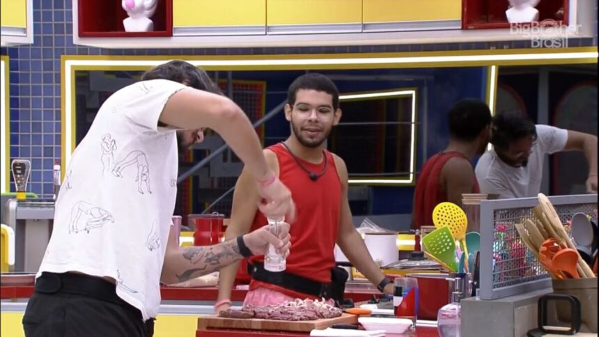 Vinicius e Eliezer na cozinha VIP do BBB 22.