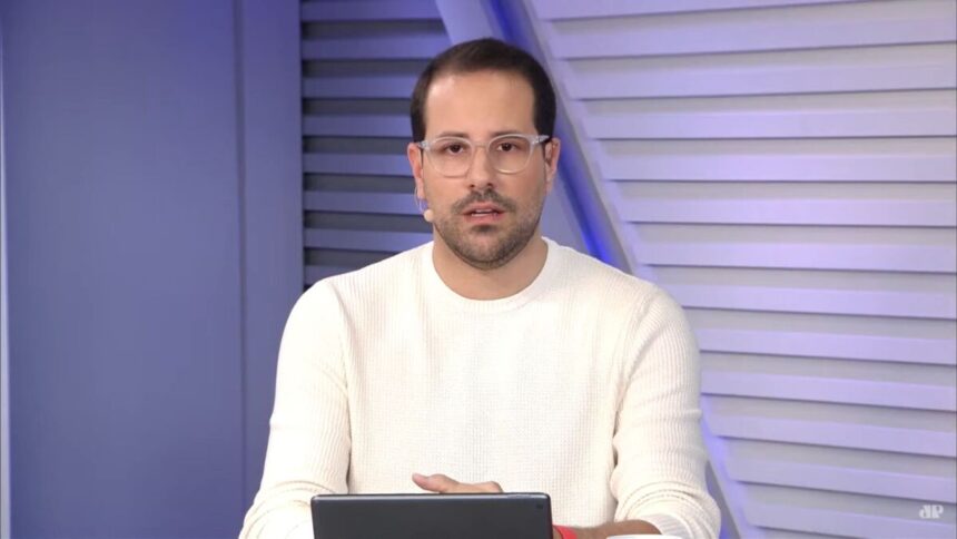 Paulo Mathias de moletom branco lendo um editorial no programa Morning Show, na rádio Jovem Pan