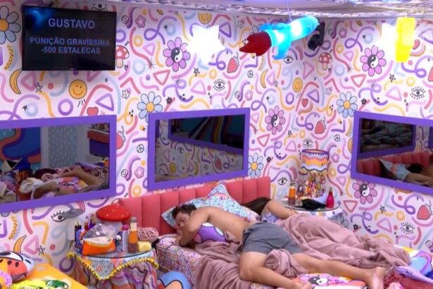 Gustavo deitado na cama do quarto lollipop.