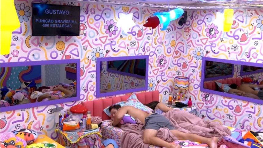 Gustavo deitado na cama do quarto lollipop.