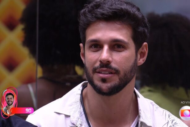 Rodrigo fala com Tadeu Schmidt no dia da eliminação do BBB 22