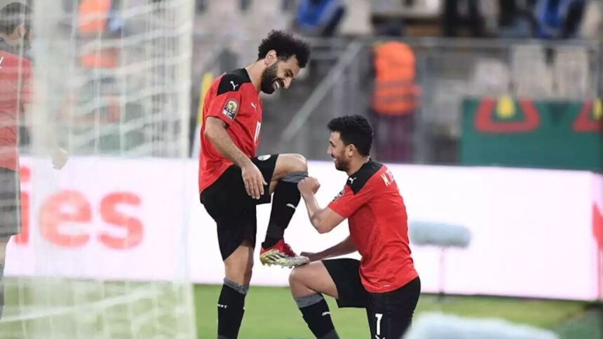 Salah comemorando gol com a camisa da seleção do Egito