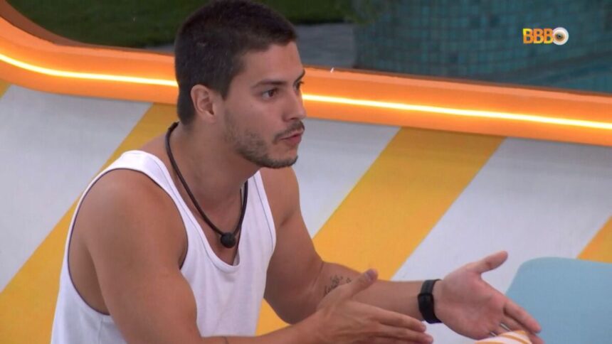 Arthur sentado na área externa do BBB 22.