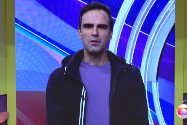 Tadeu Schmidt no telão da sala do BBB 22