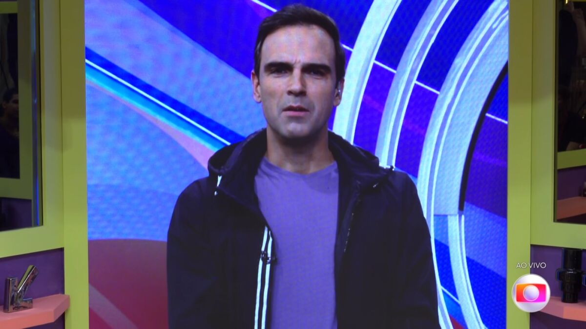 Tadeu Schmidt no telão da sala do BBB 22