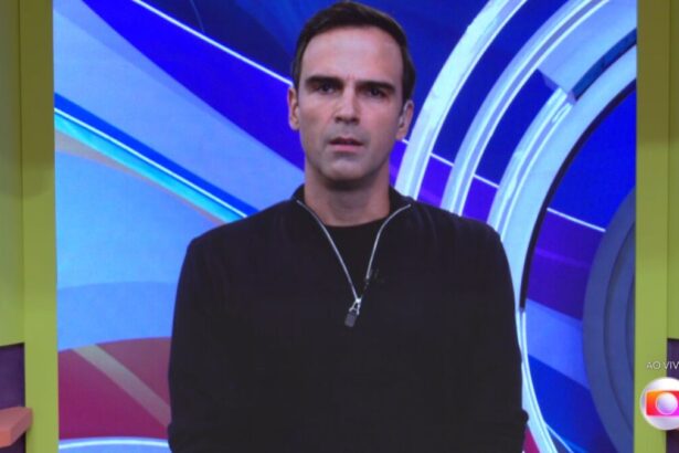 Tadeu Schmidt aparece no telão do BBB 22 para fazer o discurso de eliminação
