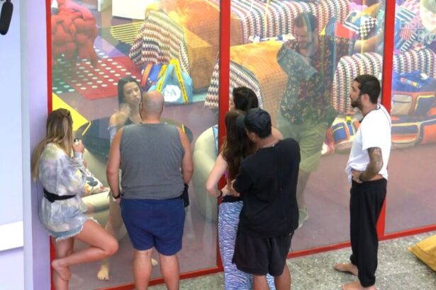 Participantes ao redor da casa de vidro do BBB 22.