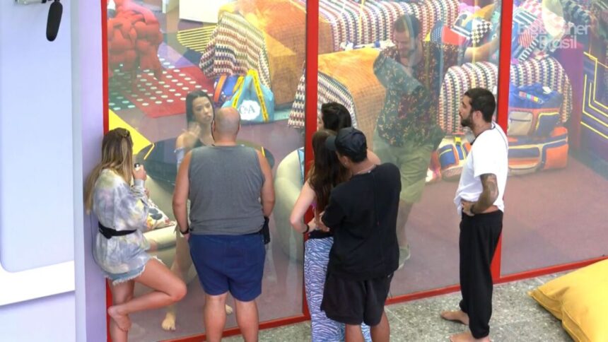 Participantes ao redor da casa de vidro do BBB 22.