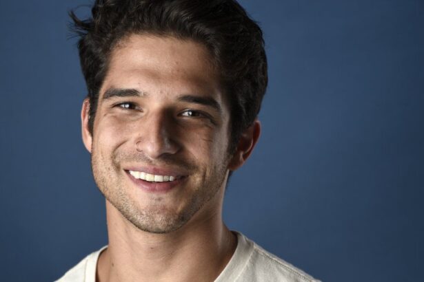 Tyler Posey sorri para foto