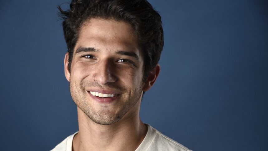 Tyler Posey sorri para foto