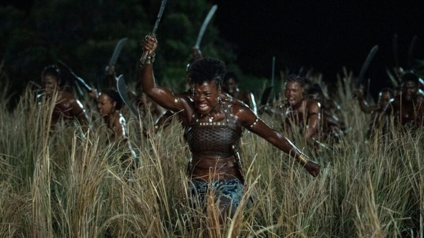 Viola Davis corre como uma guerreira com espada nas mãos e