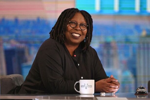 Whoopi Goldberg em foto posada nos estúdios do programa The View na ABC