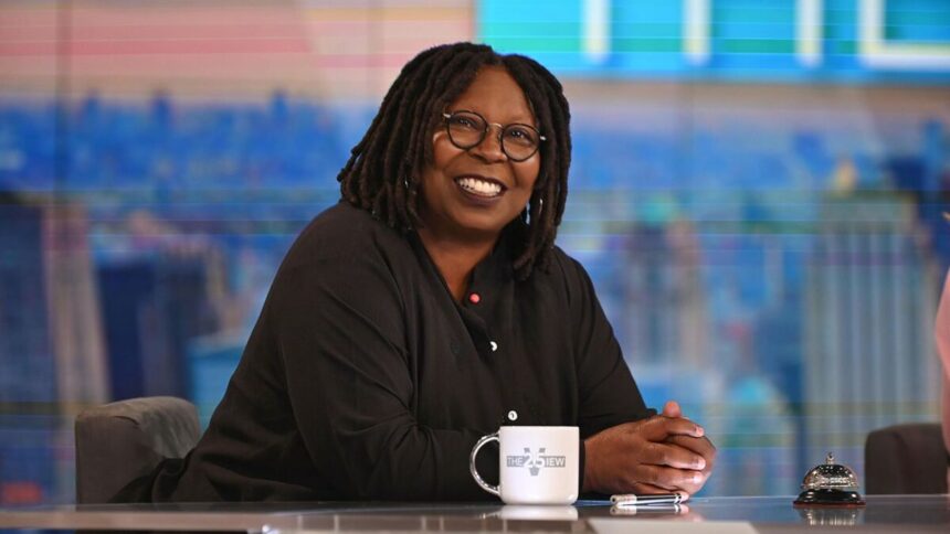 Whoopi Goldberg em foto posada nos estúdios do programa The View na ABC