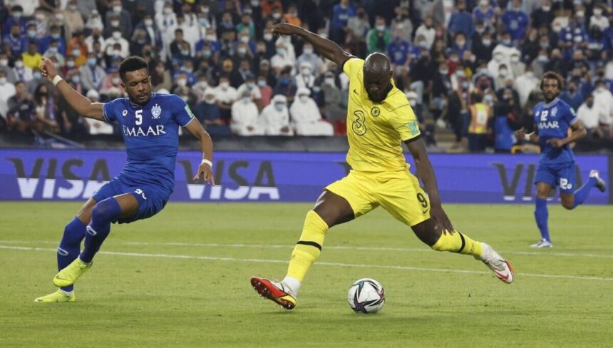 Jogador Lukaku no lance do gol que garantiu a vitória do Chelsea na semifinal do Mundial