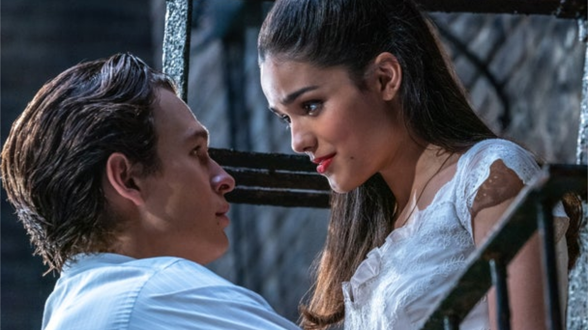 Ansel Elgort, e Rachel Zegler bem próximos em cena do filme