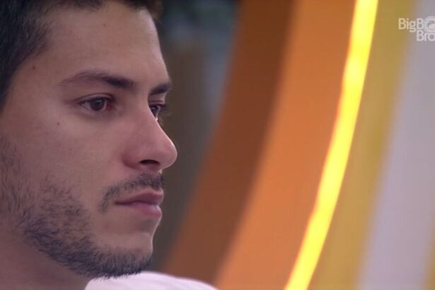 Arthur chora na área externa do BBB 22.